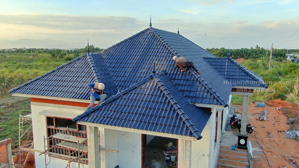 Nên làm mái nhà ngói lợp hay ngói dán? Làm mái ngói Bình Thuận sẽ giải đáp cho bạn.