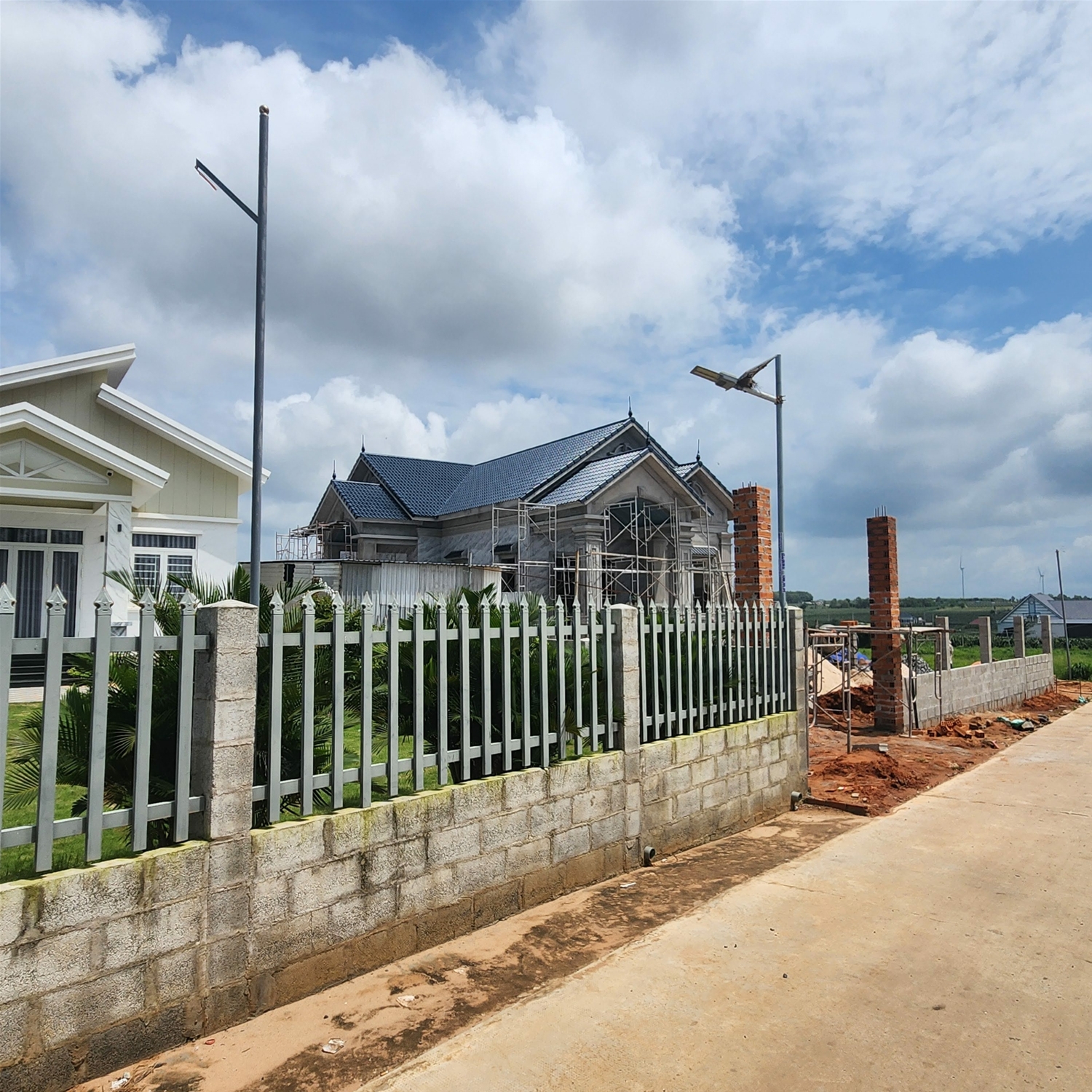 Anh Thành - Hòn Dồ - Mái Thái - Khung Kèo Hợp Kim - Ngói Nhật